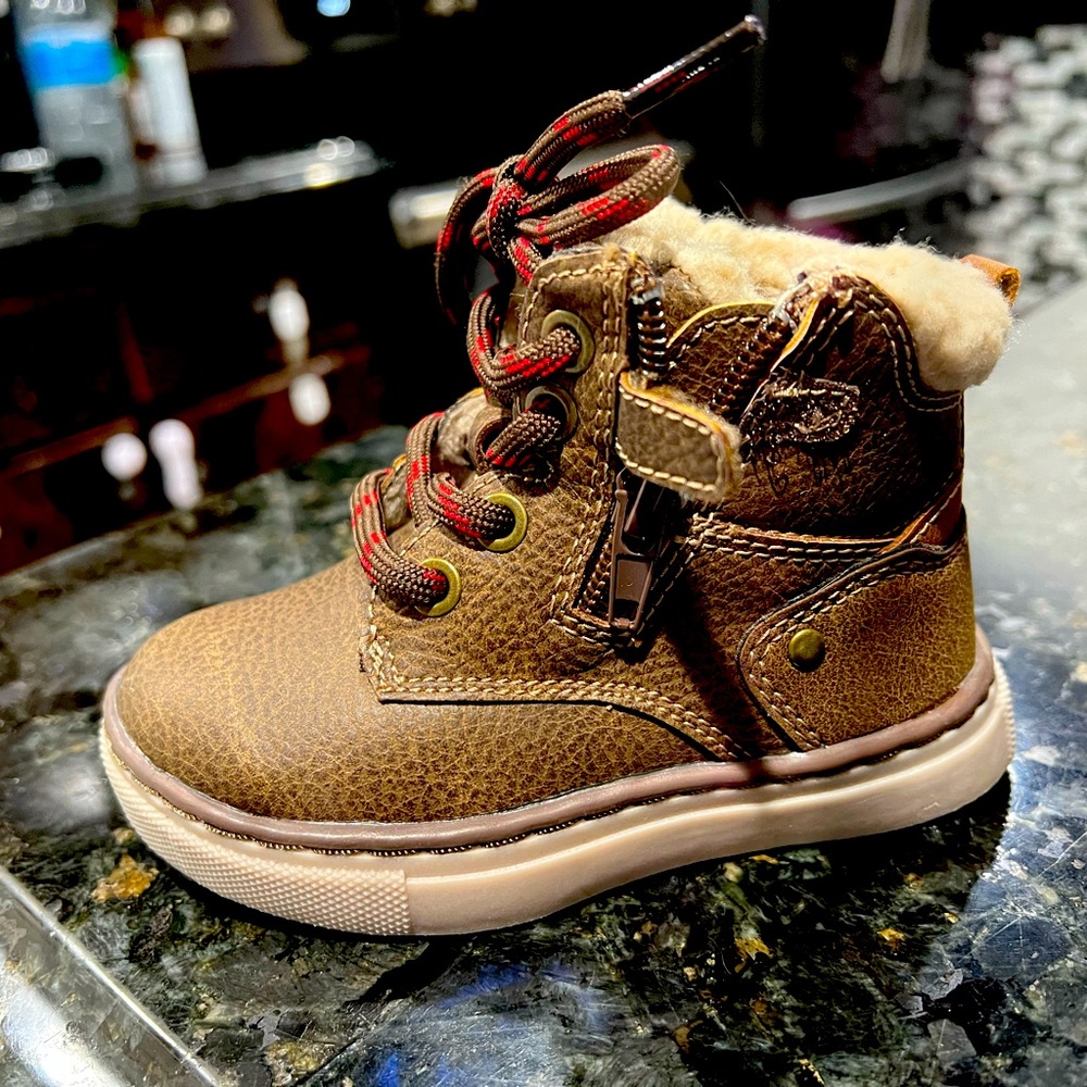 Boy boots max + jake brown NWT in box 6c.